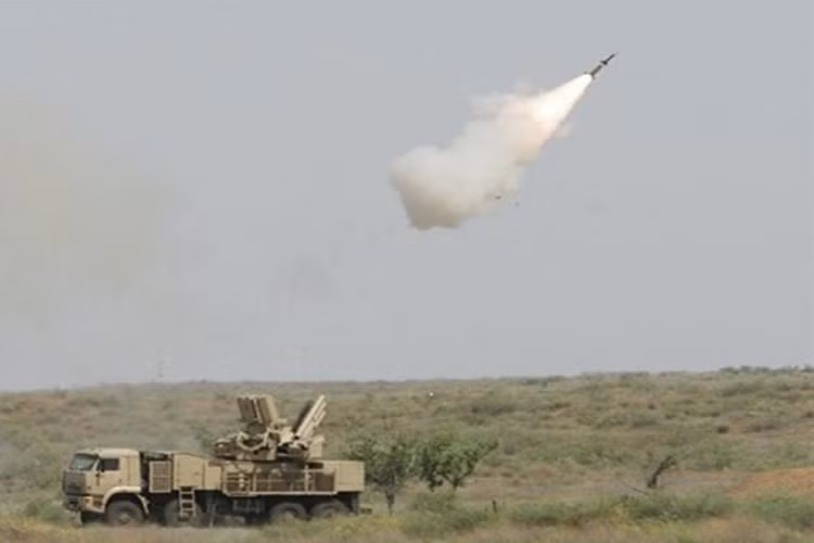 Hai bên tháp pháo được lắp đặt 12 ống phóng chứa tên lửa đất đối không 57E6 hoặc 57E6-E với tầm bắn tối đa 20km, độ cao bắn hạ 15km.