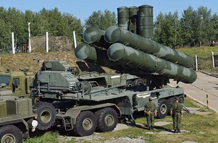 S-400 Triumf là vũ khí phòng không thế hệ mới đánh chặn nhiều loại mục tiêu trên không, bao gồm máy bay, trực thăng, thiết bị bay không người lái cũng như tên lửa đạn đạo chiến thuật có vận tốc 4.800 m/s.