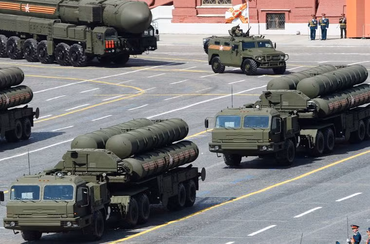 Trần bay các đạn tên lửa của hệ thống S-400 Triumf từ 5m tới 56km.