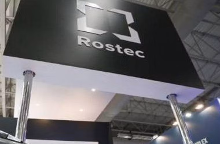 Rostec là tập đoàn nhà nước của Nga thành lập năm 2007 để tạo điều kiện phát triển, sản xuất và xuất khẩu các sản phẩm công nghiệp công nghệ cao được thiết kế cho các ứng dụng dân dụng và quân sự.