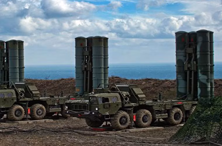 Hệ thống dẫn đường quán tính kết hợp với radar chủ động khiến S-400 Triumf là một trong những hệ thống có độ chính xác cao nhất hiện nay. Nếu được trang bị, khả năng phòng thủ của Việt Nam sẽ nâng lên một tầm cao mới.