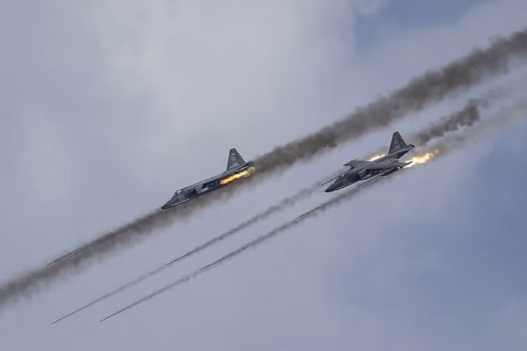 Cảnh tượng đáng sợ khi hai chiếc Su-25 thi nhau bắn rocket vào mục tiêu.