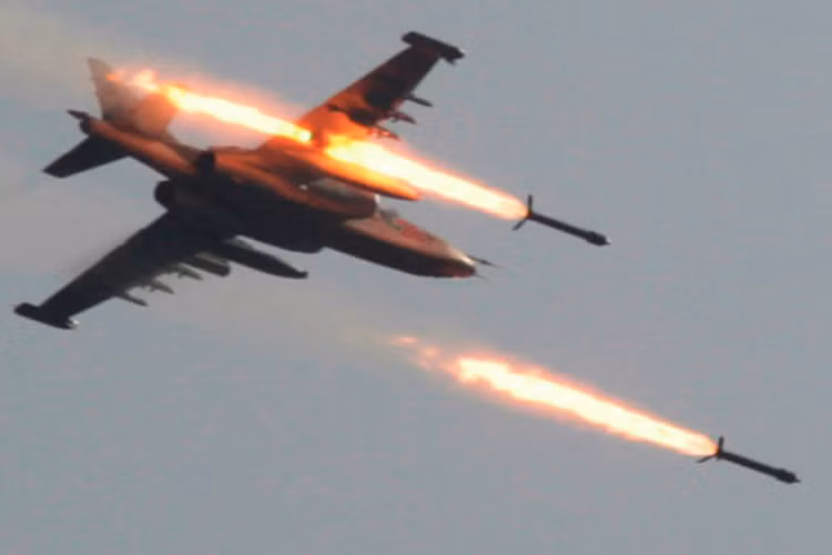 Su-25 Grach (NATO gọi là Forgfoot) là loại máy bay cường kích một chỗ ngồi, hai động cơ do cục thiết kế Sukhoi phát triển cho nhiệm vụ chi viện hỏa lực tầm gần, tấn công các mục tiêu xe tăng, xe bọc thép, công sự kiên cố cũng như tiêu diệt bộ binh mặt đất bằng nhiều loại hỏa lực mạnh mẽ, tầm cực gần - gần - trung bình - xa...