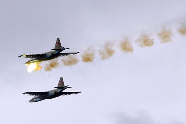 Động cơ của Su-25 được bố trí 2 bên hông. Máy bay được thiết kế với 60% nhôm, 19% thép, 13,5% titan, 2% hợp kim magie và 5,5% vật liệu khác. Điều này giúp khả năng sống sót của Su-25 rất tốt ngay cả khi trúng đạn phòng không.