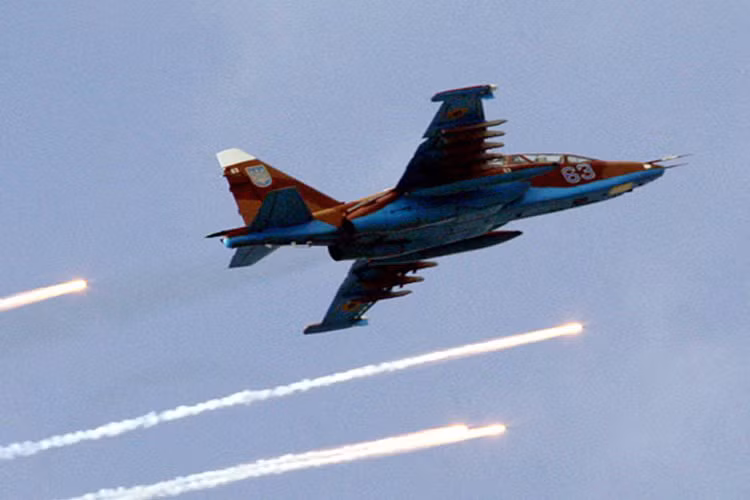 Và 11 giá treo trên cánh mang tổng cộng 4 tấn vũ khí các loại gồm tên lửa không đối đất như Kh-25, Kh-29; tên lủa đối không R-60; bom dẫn đường hoặc không dẫn đường và rocket.