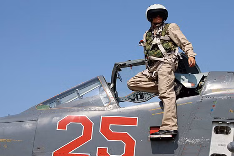 Một phi công Nga bước ra từ buồng lái của chiếc Su-25 đang tham chiến tại Syria.