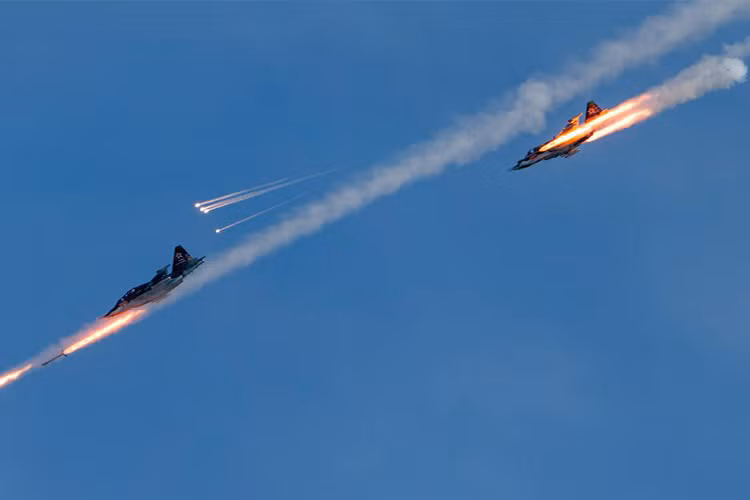 Khả năng bay thấp và bay chậm khiến cho các mục tiêu mặt đất dễ dàng bị phá hủy chính khác một khi Su-25 khai hỏa.