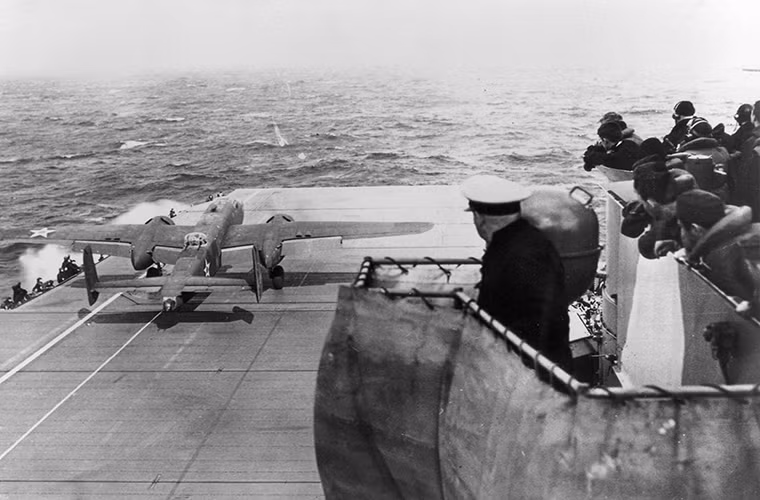 Ngày 18/4/1942, khi đang trên hành trình tiến tới vị trí triển khai biên đội tàu sân bay USS Hornet (CV-8) mang theo những chiếc B-25B dành cho nhiệm vụ Doolittle bị Hải quân Nhật Bản phát hiện khi còn cách Nhật Bản 1.050km. Lo ngại trước nguy cơ Tokyo sẽ phát hiện ra cuộc không kích, chỉ huy của cuộc không kích này quyết định tung ra những chiếc B-25B sớm hơn so với kế hoạch. Nguồn ảnh: eglin.af.mil.