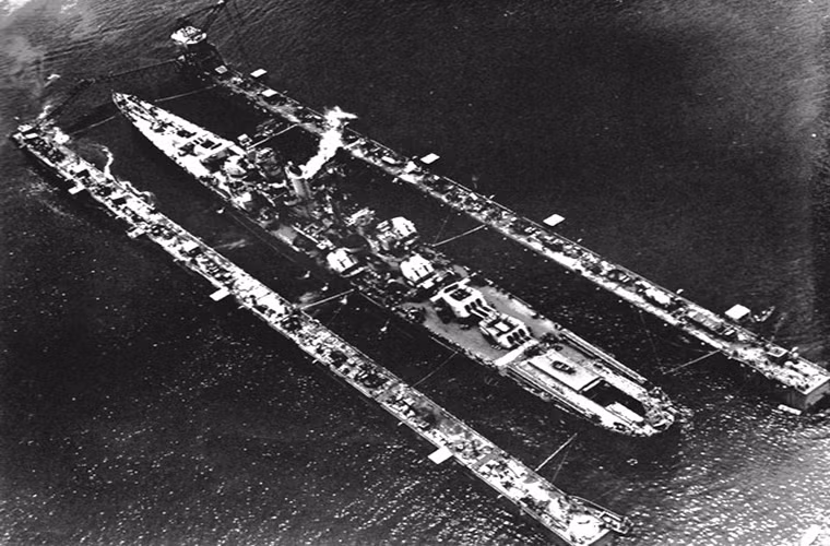 Hình ảnh một tàu chiến tiến vào ABSD khi nó chìm dưới nước, và dĩ nhiên con tàu này đã bị rút cạn nhiên liệu cũng như tháo dỡ toàn bộ đạn dược nhằm đảm bảo an toàn. Nguồn ảnh: War History Online.