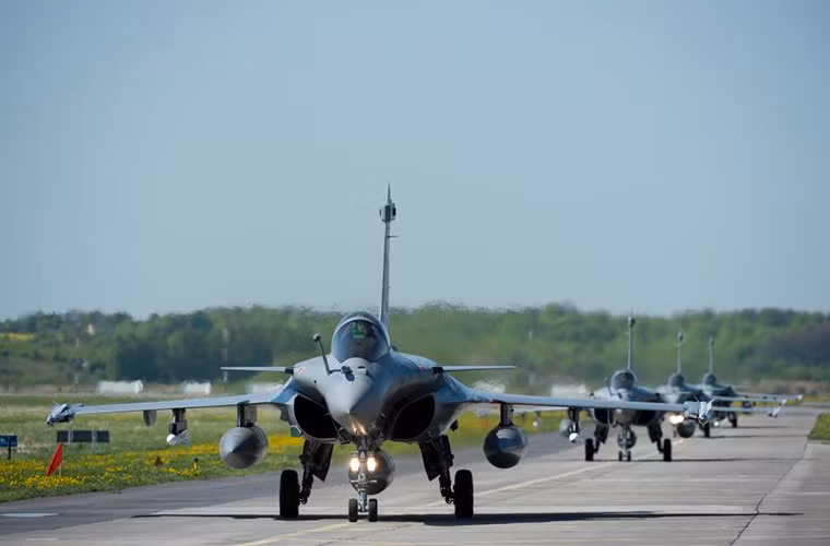 Cũng theo thông báo này đợt thử nghiệm trên diễn ra vào giữa tháng 2 vừa rồi, một chiếc Rafale M của Hải quân Pháp cất cánh từ căn cứ không quân Avord đã thực hiện hành trình bay kéo dài hơn 4 giờ trước khi triển khai ASMPA tấn công một mục tiêu giả định nằm ở phía Tây Nam nước Pháp. Nguồn ảnh: The Aviationist.