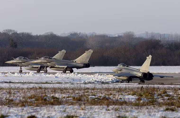 Mỗi quả tên lửa ASMPA được trang bị một đầu đạn hạt nhân TN81 có sức công phá từ 100-300kt. Trong trường hợp các tên lửa đạn đạo liên lục địa SSBN phóng đi từ tàu ngầm của Pháp không thể triển khai, bộ đôi Rafale và ASMPA sẽ là lựa chọn số một của Paris nhằm duy trì khả năng răn đe hạt nhân. Nguồn ảnh: Rafale News.