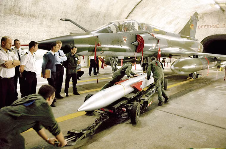 Trọng lượng tối đa của ASMPA chỉ khoảng 860kg tương đối nhẹ và khá phù hợp với các nhiệm vụ tấn công có hành trình bay dài, tầm bắn hiệu quả của mẫu tên lửa này là từ 80-500km với hành trình siêu âm có thể đạt tới Mach 3. Nguồn ảnh: Saint Justin.