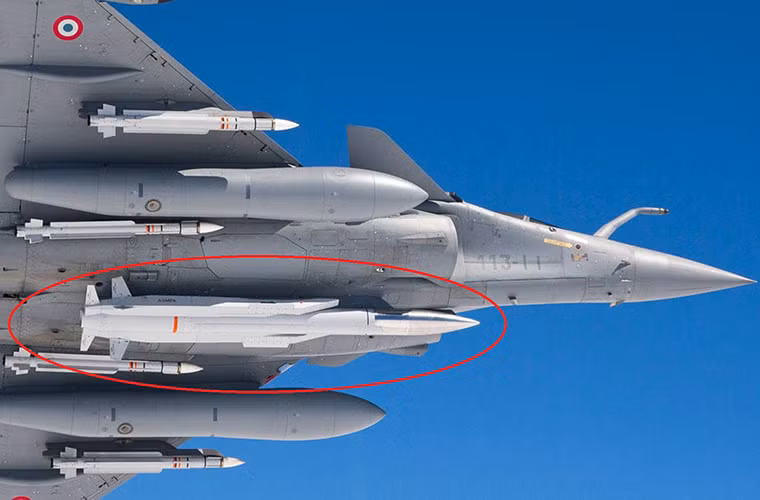 Được biết đợt diễn tập trên là một phần trong kế hoạch đánh giá và kiểm tra thường niên khả năng sẵn sàng chiến đấu của các đơn vị không quân thuộc lực lượng vũ trang chiến lược Pháp. Bên cạnh đó nó còn là phép thử của bộ đôi ASMPA và Rafale M, một trong hai lá chắn hạt nhân của Paris. Trong ảnh là một chiếc Rafale M mang theo tên lửa tấn công hạt nhân chiến thuật ASMPA. Nguồn ảnh: Pinterest.