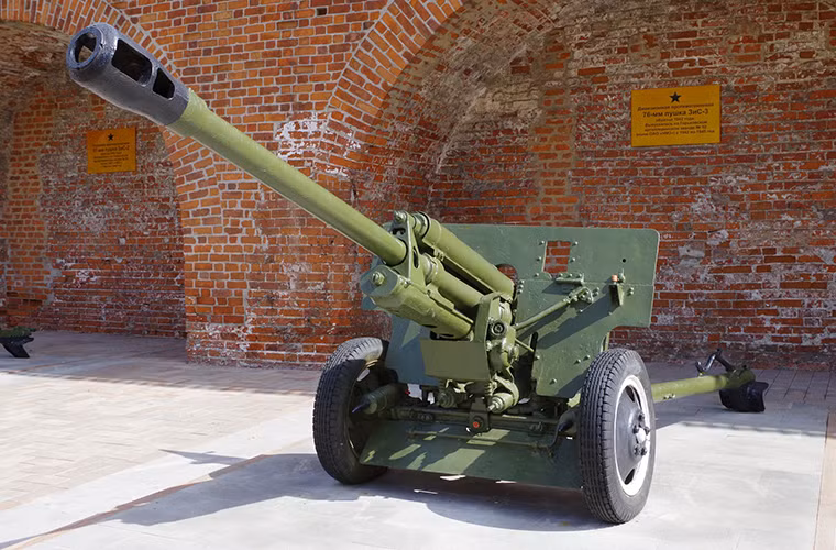 Giống như ZiS-2, ZiS-3 cũng do nhà máy pháo binh số 92 chế tạo và là sự kết hợp giữa khung thân của ZiS-2 với thân pháo 76mm của lựu pháo M1939 (USV). Cha đẻ của ZiS-3 là thiết kế sư trưởng Vasily Grabin ngay từ giai đoạn thiết kế đã nhận ra được tiềm năng của mẫu pháo này và nó hoàn toàn đáp ứng được các yêu cầu mà Quân đội Liên Xô đưa ra khi đó. Nguồn ảnh: WordPress.