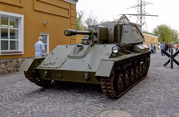 Với thành công đó nhà máy pháo binh 92 tiếp tục cải tiến ZiS-3 khi biến nó thành mẫu pháo tự hành chống tăng Su-76. Với khả năng cơ động của khung gầm xe tăng nhẹ T-70 kết hợp với pháo 76mm, Su-76 đã thể hiện được bản lĩnh của mình ngay trong trận chiến tại Kursk. Đánh dấu nổ lực dành chiến thắng cuối cùng của Đức tại Mặt trận phía Đông. Nguồn ảnh: Sputnik.