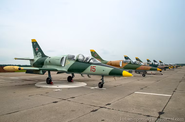 Bất chấp thời gian L-39 vẫn là một trong những dòng máy bay huấn luyện phổ biến nhất thế giới nhất là tại các Đông Âu. Thiết kế của L-39 cũng đã trở nên quá nổi tiếng và nó hầu như không mấy lỗi thời so với các dòng máy bay huấn luyện hiện tại. Trong hình là phi đội L-39 của Học viện không quân Krasnodar (Krasnodar VVAUL) trực thuộc Không quân Nga, đóng tại vùng Krasnodar gần với vùng đệm biên giới cũ giữa Nga và Bán đảo Crimean. Nguồn ảnh: Arms-Expo.