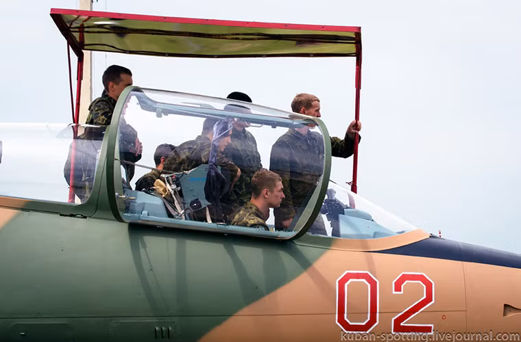 Trong ảnh là các học viên năm ba của học viện Krasnodar VVAUL đang chuẩn bị thực hiện chuyến bay đơn đầu tiên của mình với L-39. Nguồn ảnh: Arms-Expo.