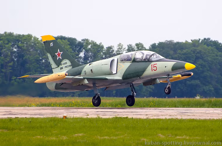 Đối với biến thể L-39C trái tim của nó là hệ thống động cơ tuabin phản lực Progress/Ivchenko AI-25TL có công suất 3.800 lbf, trọng lượng cất cánh tối đa của máy bay là 4.7 tấn. Tốc độ bay của L-39 không vượt quá Mach 0.8 hoặc tối đa là 750km/h. Nguồn ảnh: Arms-Expo.