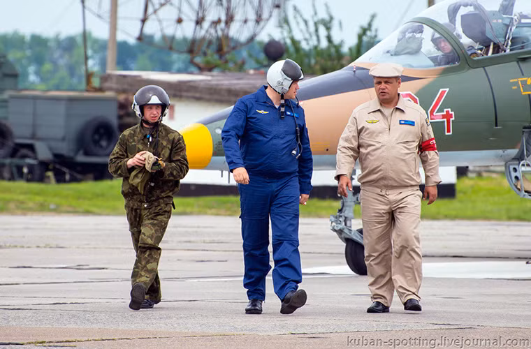 Nhìn chung L-39 được sinh ra để dành cho mọi phi công “tập sự” và ai cũng có thể điều khiển được chúng nếu nắm vững các yêu cầu kỹ thuật bay. L-39 là phương tiện bay chuyển tiếp phổ biến nhất giúp các học viên làm quen dẫn từ các loại máy bay huấn luyện cánh quạt sang máy bay phản lực. Nguồn ảnh: Arms-Expo.