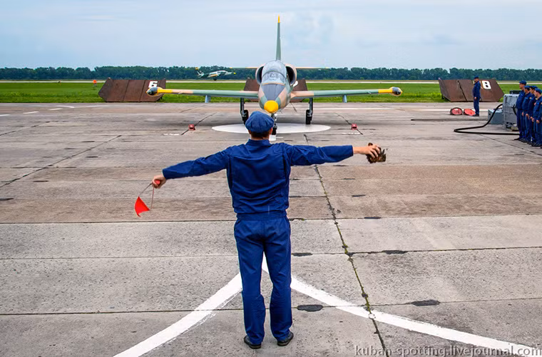 Ngay trong giai đoạn đầu phát triển, L-39 đã được định hướng để trở thành một mẫu máy bay huấn luyện phản lực quân sự “giá rẻ” đi kèm với khả năng thực hiện các nhiệm vụ tấn công mặt đất. Bản thân thiết kế của nó cũng được tối ưu hóa để hạn chế tối đa quy trình bảo dưỡng hay yêu cầu vận hành nhằm giảm thiểu thiệt hại có thể xảy ra khi bay do phi hành đoàn thiếu kinh nghiệm. Nguồn ảnh: Arms-Expo.