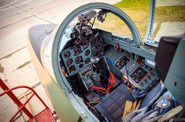 Bên cạnh nhiệm vụ huấn luyện bay, một chiếc L-39 có thể được chuyển đổi thành máy bay tấn công mặt đất hạng nhẹ với khả năng mang theo gần 1.3 tấn vũ khí các loại. Kho vũ khí của L-39 cũng khá đa dạng gồm bom hạng nhẹ, pod súng máy, rocket phóng loạt và cả tên lửa không đối không. Nguồn ảnh: Arms-Expo.