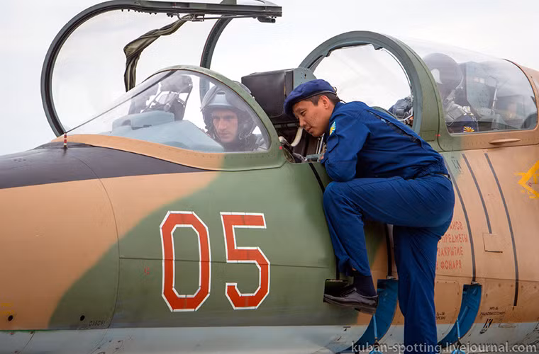 Hình ảnh một chiếc L-39 tại Krasnodar VVAUL, trong đó học viên ngồi ở ghế phía trước máy bay còn giáo viên hướng dẫn ngồi phía sau. Một điểm đặc biệt nữa là ghế sau của L-39 thường được nâng lên cao hơn so với ghế trước, giúp giáo viên hướng dẫn dễ dàng quan sát và chỉ dẫn các hành động của học viên trong suốt chuyến bay.