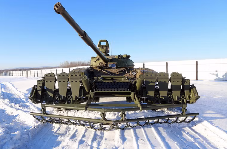 Theo Arms-Expo, Quân đội Nga đã bắt đầu đưa vào trang bị bộ kit phá mìn chống tăng, mìn bộ binh mới dành cho các dòng xe tăng chiến đấu chủ lực của nước này là TMT-K và TMT-S. Các khí tài này do công ty cổ phần Stankomash thiết kế chế tạo dựa trên đơn đặt hàng của Bộ Quốc phòng Nga để thay thế cho các bộ kit KMT. Nguồn ảnh: arms-expo.