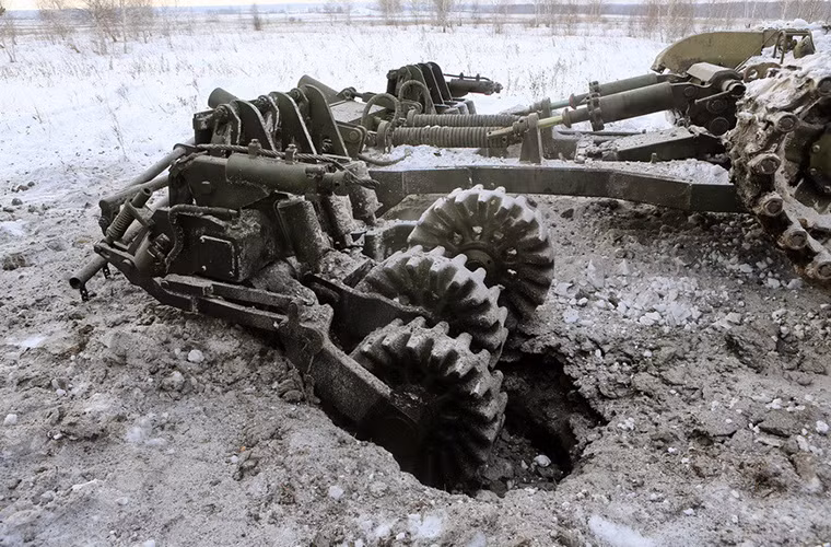 Ta có thể thấy toàn bộ trục cán lẫn càng quét của TMT-K vẫn còn nguyên sau vụ nổ của mìn TM-62 và chỉ có phần đất xung quanh là bị thổi tung. Nguồn ảnh: arms-expo.