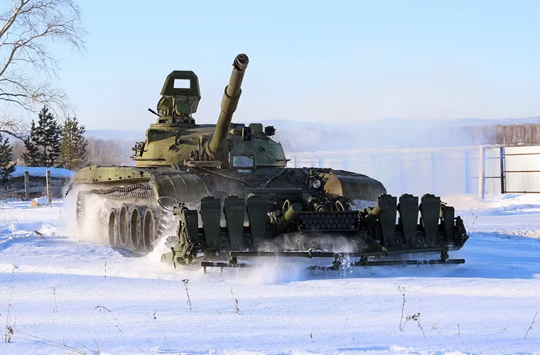Trong ảnh là một chiếc T-72 được sử dụng để thử nghiệm TMT-K trong địa hình tuyết vốn là một trong những rào cản lớn đối với một số loại kit phá mìn chuyên dụng. Nguồn ảnh: arms-expo.