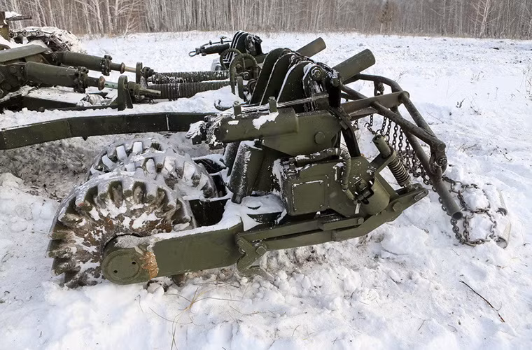 Cận cảnh bộ càng phá mìn của TMT-K, nó hoạt động theo nguyên lý đè nổ để kích nổ mìn hay vật cản nổ khi trục cán chèn qua chúng. Quá trình kích nổ khá đơn giản và hoàn toàn không làm ảnh hưởng đến càng quét nhờ thiết kế đặc biệt của nó. Nguồn ảnh: arms-expo.