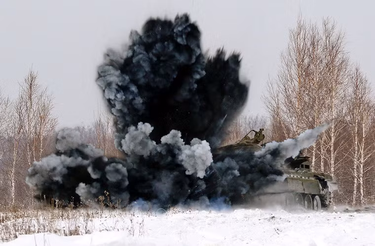 Hình ảnh trục cán TMT-K cán qua TM-62 tạo thành một vụ nổ khá lớn. Nguồn ảnh: arms-expo.