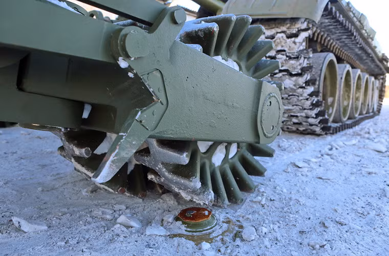 Trục cán của TMT-K được đặt ngay dưới một quả mìn chống tăng TM-62 có trọng lượng khoảng 7.5 đủ sức thổi bay một chiếc T-72 thông thường. Nguồn ảnh: arms-expo.