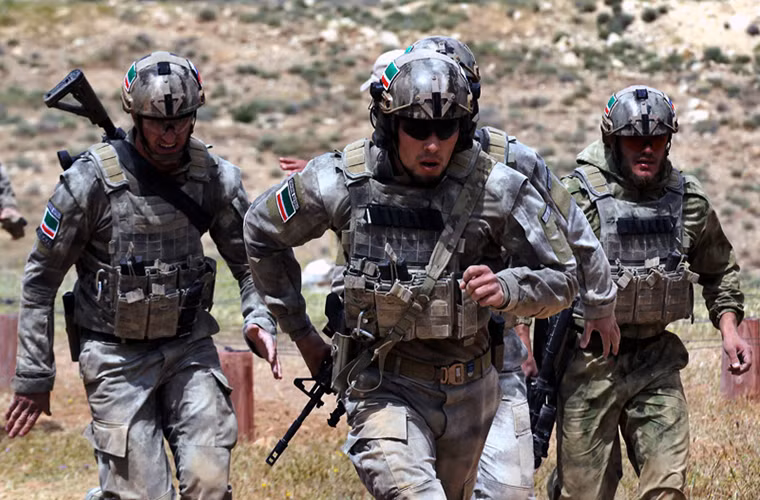 Tuy nhiên, ngược lại lực lượng an ninh Trung Quốc cũng chia sẻ với SOBR "TEREK" kinh nghiệm ngăn chặn một số hình thức khủng bố mới vốn xảy ra ở Tân Cương trong thời gian gần đây. Hiện tại Trung Quốc cũng có một trung tâm huấn luyện lực lượng chống khủng bố tại Tân Cương với khả năng đào tạo hơn 300 tân binh mỗi tháng và trung tâm này cũng sở hữu cơ sở vật chất tốt nhất của Trung Quốc hiện tại. Trong ảnh là toán lính đặc nhiệm thuộc đơn vị SOBR "TEREK" của Nga. Nguồn ảnh: svpressa.ru.