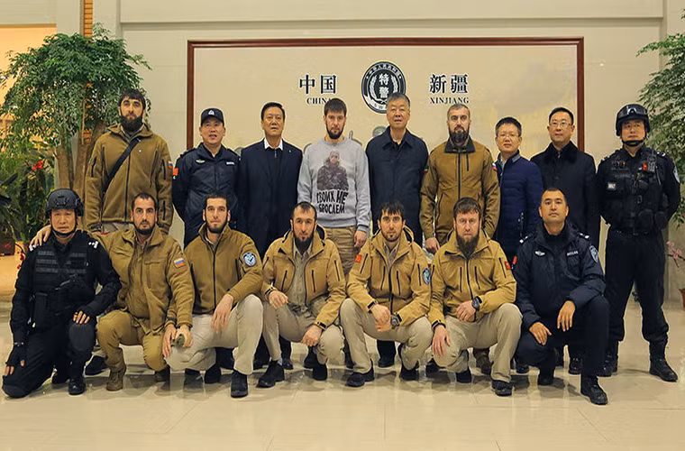 Hai bên cũng đã có các bước đi đầu tiên chuẩn bị cho việc tiến tới một hợp tác chung trong hoạt động chống khủng bố khi một phái đoàn thuộc lực lượng an ninh Trung Quốc đã bay đến Grozny, Chechnya để tìm hiểu về trung tâm trên. Trong khi đó người đứng đầu chính quyền Chechnya - Ramzan Kadyrov cũng cử một phái đoàn sang Trung Quốc mà cụ thể hơn là khu tự trị Tân Cương để tìm hiểu về khu vực này. Nguồn ảnh: gazeta.ru.