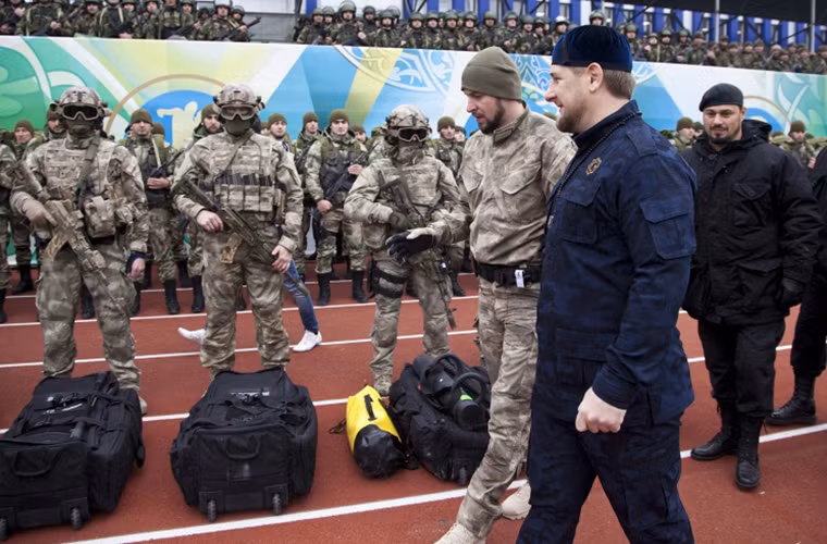 Lực lượng đặc biệt Chechnya hay còn được biết tới với cái tên SOBR "TEREK" là một trong những đơn vị đặc nhiệm tinh nhuệ nhất của Nga hiện nay và chỉ hoạt động chủ yếu tại Chechnya, nơi vốn được xem là khu vực bất ổn nhất nước Nga trong giai đoạn đầu những năm 1990 với việc người Chechnya đòi ly khai khỏi nhà nước liên bang. Nguồn ảnh: steeme.ru.