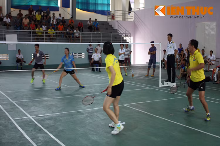 Trận cầu lông giữa đội tuyển Bộ Tham mưu Hải quân (áo vàng) và Cục chính trị Hải quân.