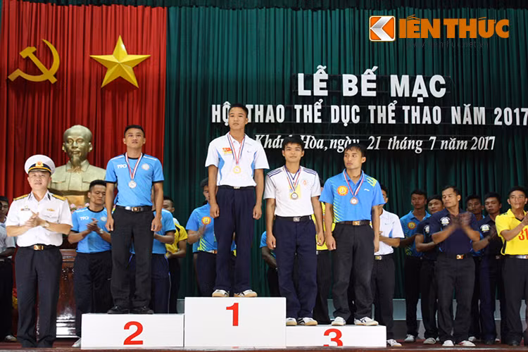 Trao giải nhất, nhì, ba cho các cá nhân tại Lễ Bế mạc Hội thao TDTT Quân chủng Hải quân năm 2017.