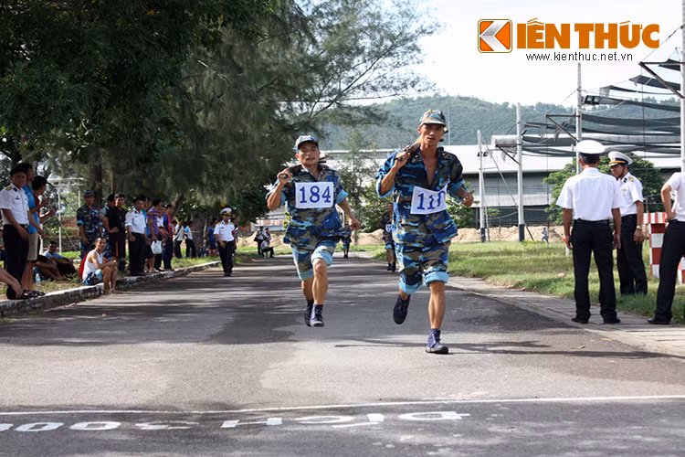 Những bước chạy cuối cùng của các chiến sĩ Hải quân bộ môn chạy vũ trang 3000m.
