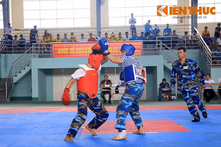 Một pha thi đấu võ thuật tay không tại Hội thao.