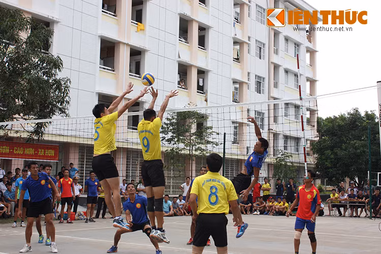 Trận chung kết bóng chuyền của đội tuyển Bộ Tham mưu Hải quân (áo vàng) và Lữ đoàn 126 đặc công Hải quân.