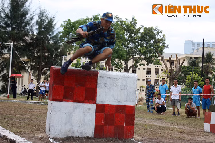 Để thực hiện vượt vật cản K91 đòi hỏi người chiến sĩ cần có sức khỏe tốt để vượt qua các chướng ngại vật và thực hiện các tiết mục như bê hòm đạn nặng, mang theo súng AK và ném lựu đạn trúng đích.