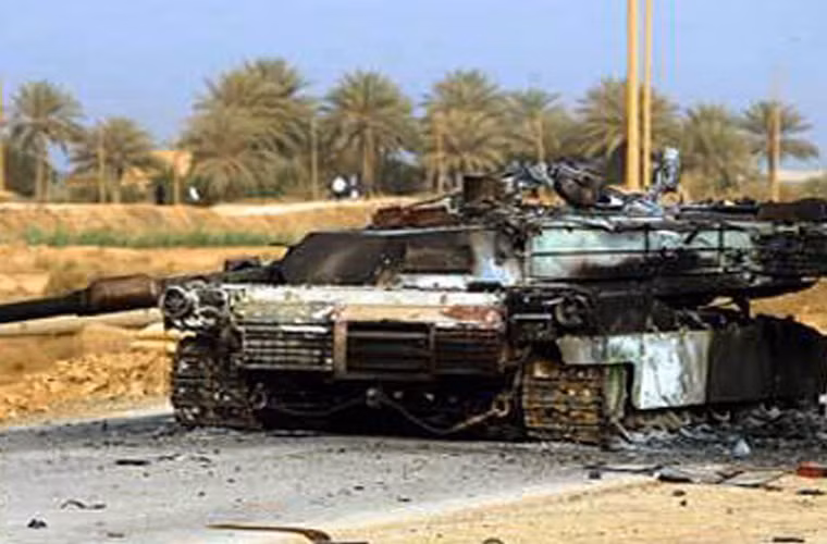 Hình ảnh chiếc tăng M1 Abrams của Mỹ cháy rụi trên một con đường tại Iraq.
