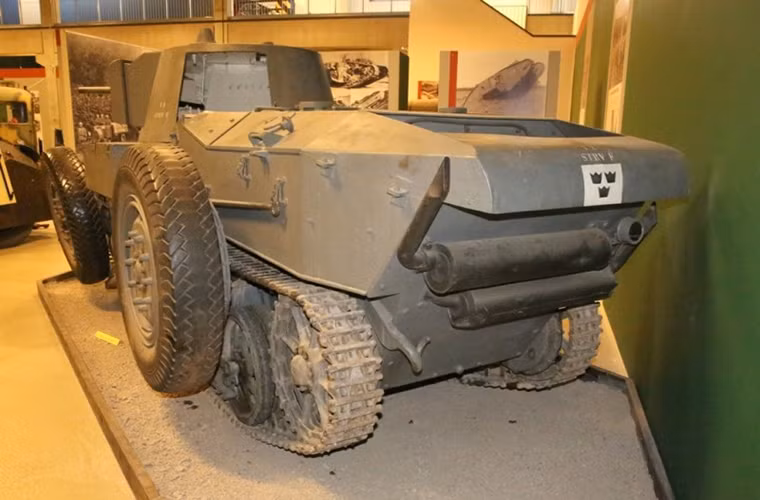 Về thông số kỹ thuật, xe tăng hạng nhẹ L-30 có trọng lượng lên tới 11 tấn, với chiều dài cơ sở 5.2m và rộng 2.4m. Đi kèm với đó là hệ thống động cơ xăng 12 xi-lanh có công suất 150 mã lực. Như đã nói ở trên dù có hình dáng khá nặng nề nhưng L-30 vẫn có thể di chuyển với vận tốc tối đa lên đến 75km/h hệ thống bánh lốp phụ trợ và với bánh xích là 35km/h. Nguồn ảnh: arms-expo.