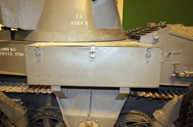 Dù được kỳ vọng khá cao ngay trong giai đoạn đầu thiết kế nhưng đến khi được thử nghiệm trên thực địa L-30 lại tỏ ra kém linh hoạt hơn các dòng xe tăng bánh xích cùng loại. Một phần do hệ thống khung gầm đa dụng của nó hoạt động không như mong muốn, thậm chí còn tệ hơn cả mẫu xe tăng hạng nhẹ L-10 đang được Landsverk phát triển song song. Nguồn ảnh: arms-expo.