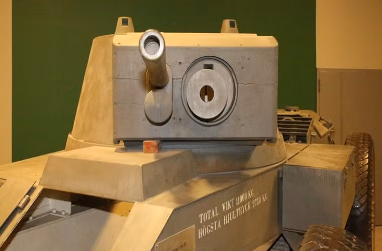 Về vũ khí chính L-30 được trang bị một pháo 37mm Bofors có tốc độ bắn khoảng 12 phát/phút, nó có thể dễ dàng xuyên phá 40mm giáp của đối phương ở khoảng cách 270m hoặc thấp nhất là 15mm ở khoảng cách 1.000m. Ngoài ra L-30 còn được trang bị hai súng máy 6.5mm hay 8mm. Nguồn ảnh: arms-expo.