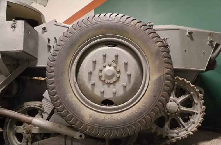 Chính vì lý do này trong năm 1931 Quân đội Thụy Điển đã quyết định bỏ qua thiết kế của L-30 và sử dụng thiết kế L-10 khi cả hai có cấu hình tương tự. Và giữa chúng chỉ có một điểm khác biệt duy nhất là hệ thống bánh lốp phụ hổ trợ vốn trước đó được xem là điểm mạnh. Nguồn ảnh: arms-expo.