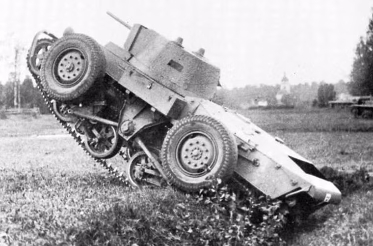 Sở dĩ nói như vậy là bởi ở thời điểm đó khó có chiếc xe tăng nào trên thế giới có thể đạt được vận tốc trung bình lên đến hơn 70km/h như L-30, bên cạnh đó thiết kế của nó gần như là độc nhất vô nhị khi kết hợp khung gầm bánh xích với hệ thống bánh lốp cho phép L-30 cơ động hơn trên mọi loại địa hình. Nguồn ảnh: warthunder.com.