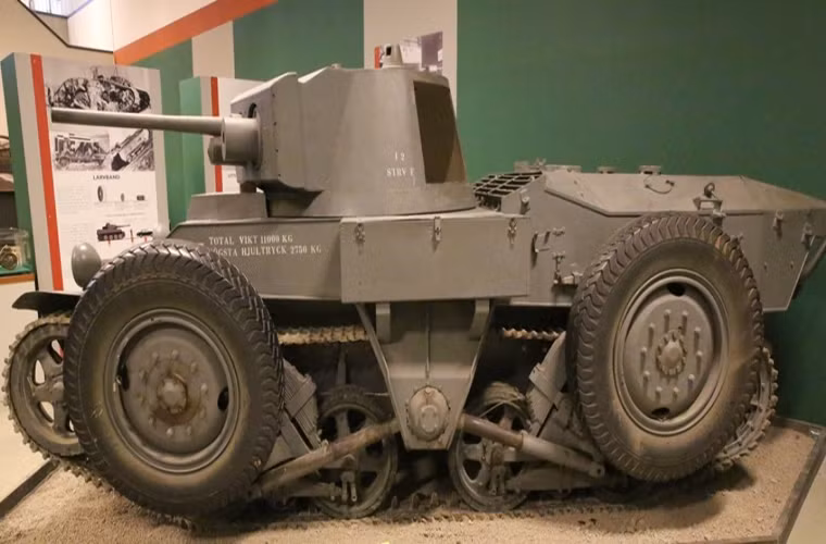 Một trong số đó là Landsverk L-5 tiền thân ban đầu của L-30. Nhìn chung thiết kế của L-5 và L-30 tương tự nhau nhưng L-30 được hoàn thiện tốt hơn nhất là hệ thống khung gầm đa dụng cho phép nó có thể hoạt động như một mẫu xe tăng thực thụ. Bản thân L-30 ngay khi xuất hiện cũng được đánh giá cao hơn hẳn dòng xe tăng BT hạng nhẹ của Liên Xô khi đó. Nguồn ảnh: arms-expo.