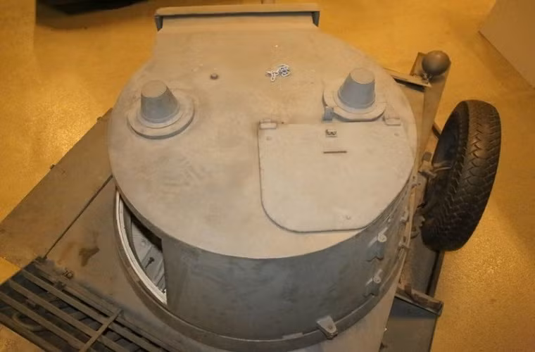 Còn đây là tháp pháo của L-30 với độ dày chỉ nhỉnh hơn 6mm với hai vị trí quan sát dành cho chỉ huy và nạp đạn nhưng lại không có cửa ra trên nóc, thay vào đó cửa ra của L-30 lại được bố trí ở hai bên thân tháp pháo. Nguồn ảnh: arms-expo.