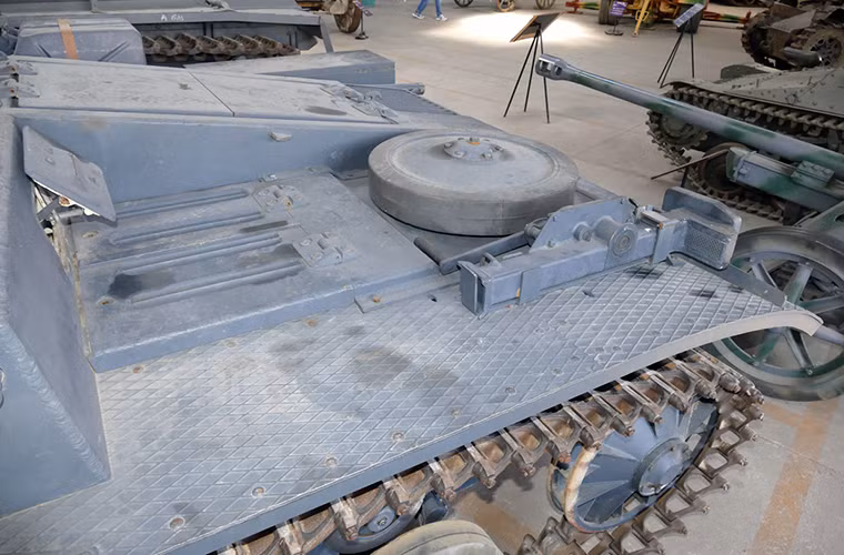 Quay lại khả năng cơ động của Panzer II, hầu hết các biến thể của dòng xe tăng này đều được trang bị động cơ xăng Maybach HL 62 TRM có công suất 140 mã lực với bộ truyền động ZF Friedrichshafen. Đây cũng là trái tim của cỗ máy nặng 8.9 tấn này dù vậy nó vẫn có thể đạt tới vận tối đa lên đến 55km/h ngay cả khi di chuyển trên đường đất. Nguồn ảnh: arms-expo.